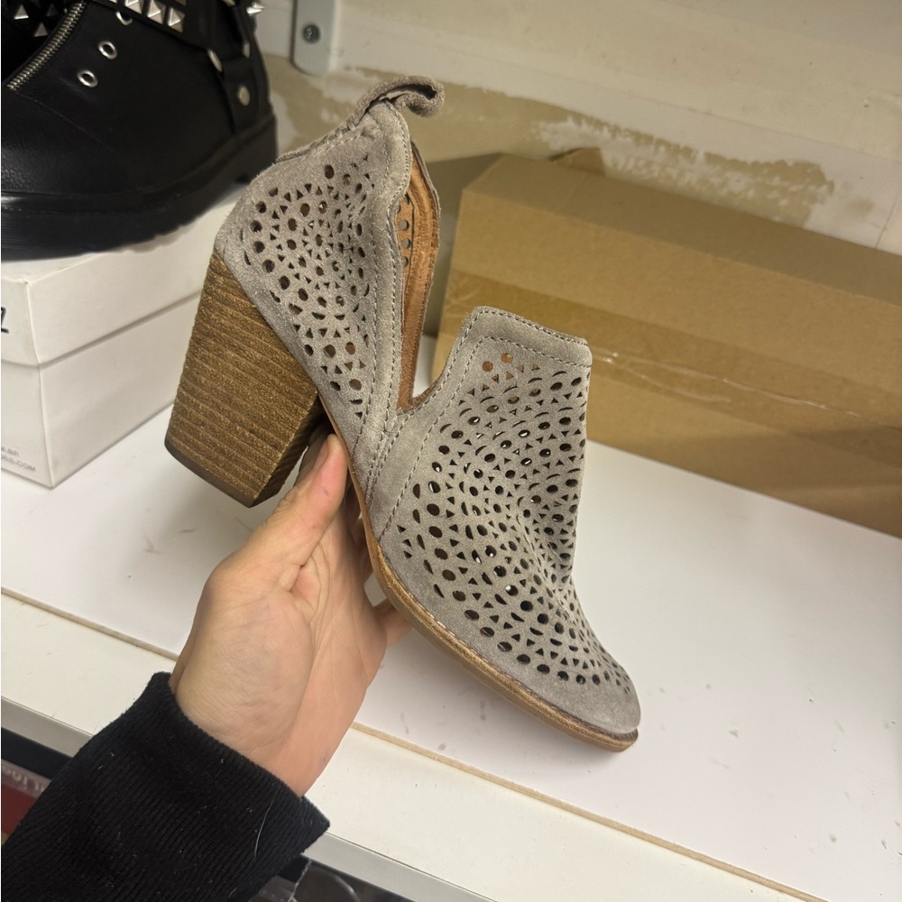 Jeffrey Campbell Rosalee Cutout Booties Size 7.5 - Picture 4 of 8